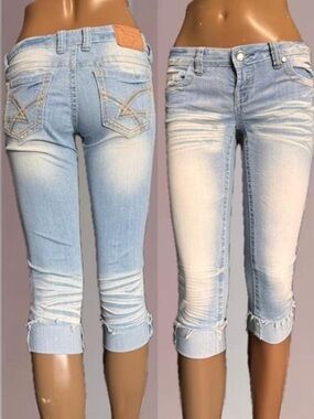 Y2K blue low rise capri Jeans with distressed details